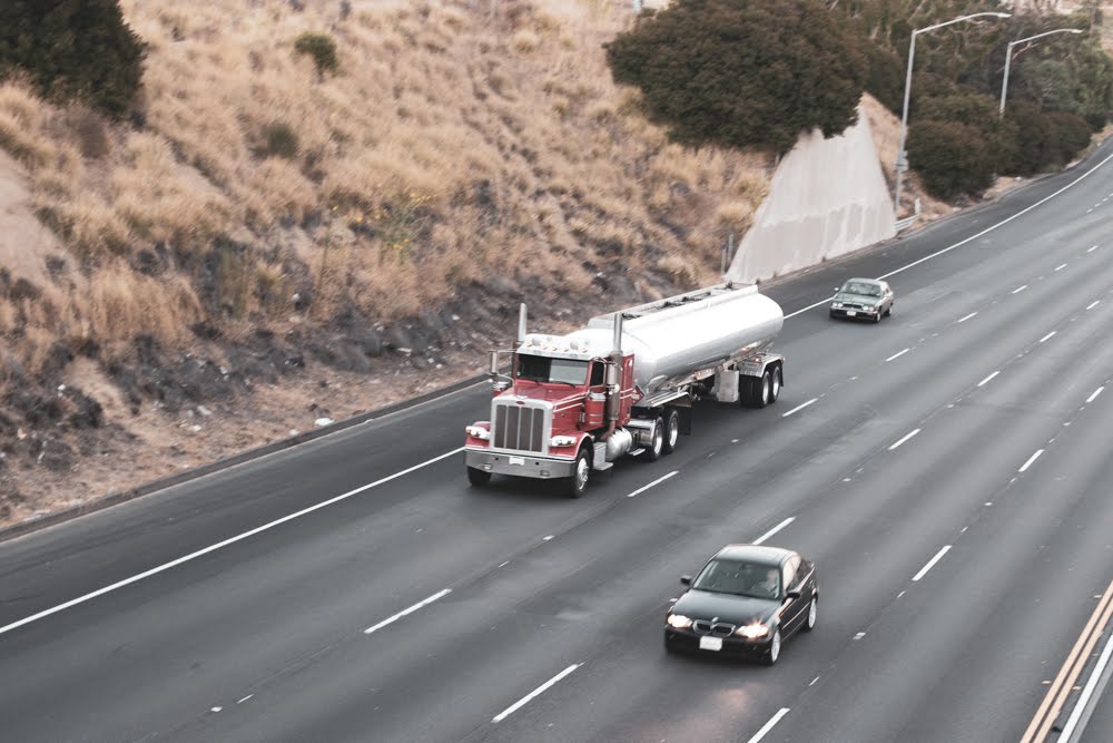 Vicksburg, MS – Tractor-Trailer Collision on I-20 Leads to Rollover and Injuries